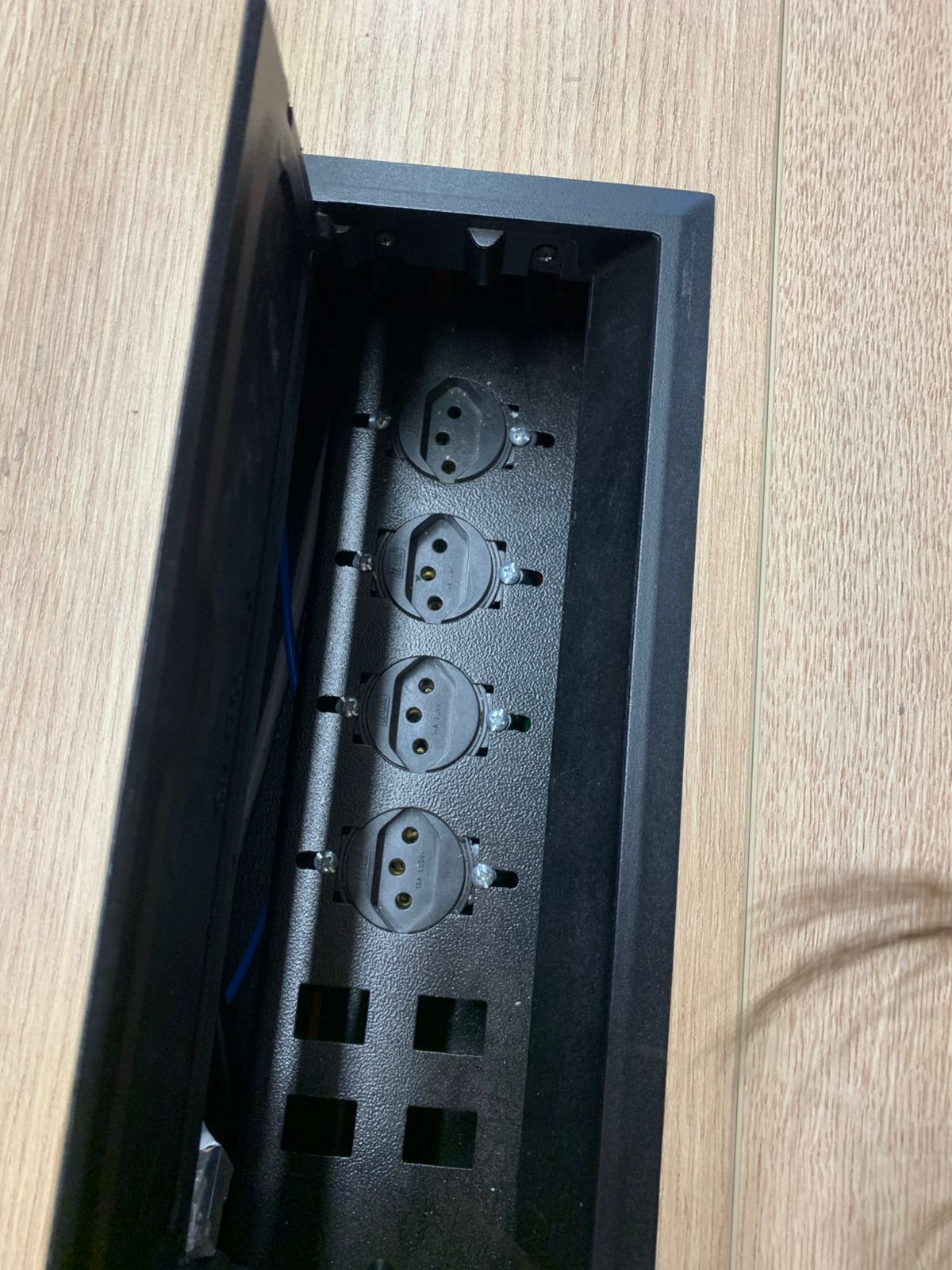 SDPM-0087 | MESA 6 LUGARES