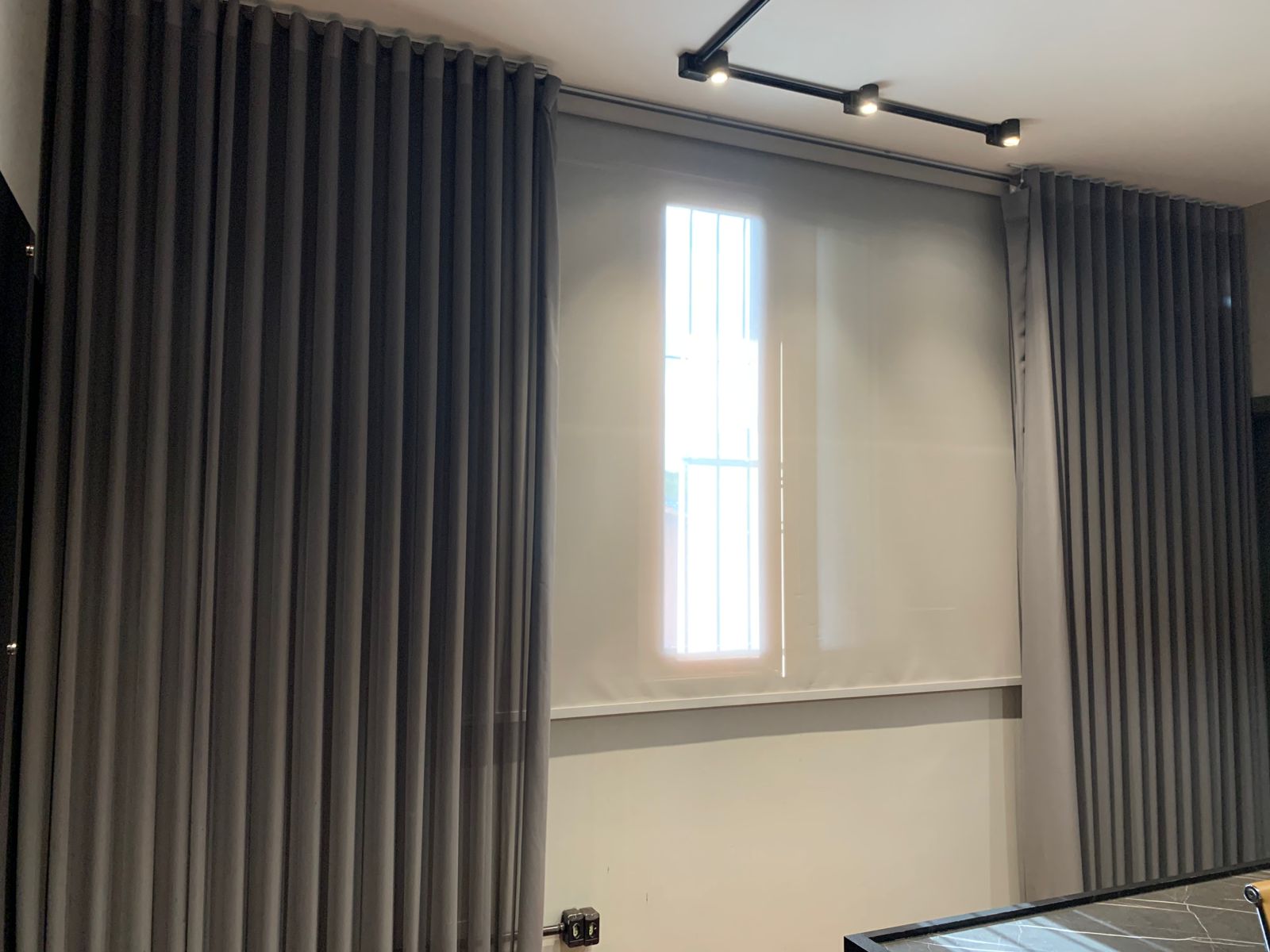 SDPM-0143 | PERSIANA BEGE E CORTINA CINZA | L 2,27M X A 2,30M