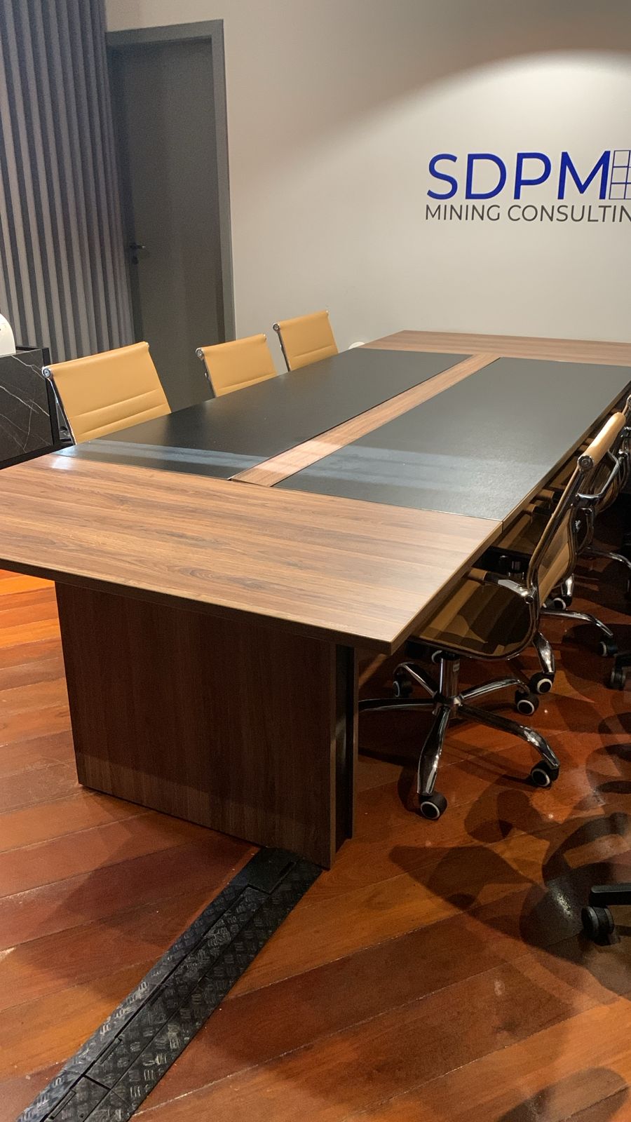 SDPM-0095 | MESA DE REUNIÃO | L 1,20M X A 77CM X C 3,10M